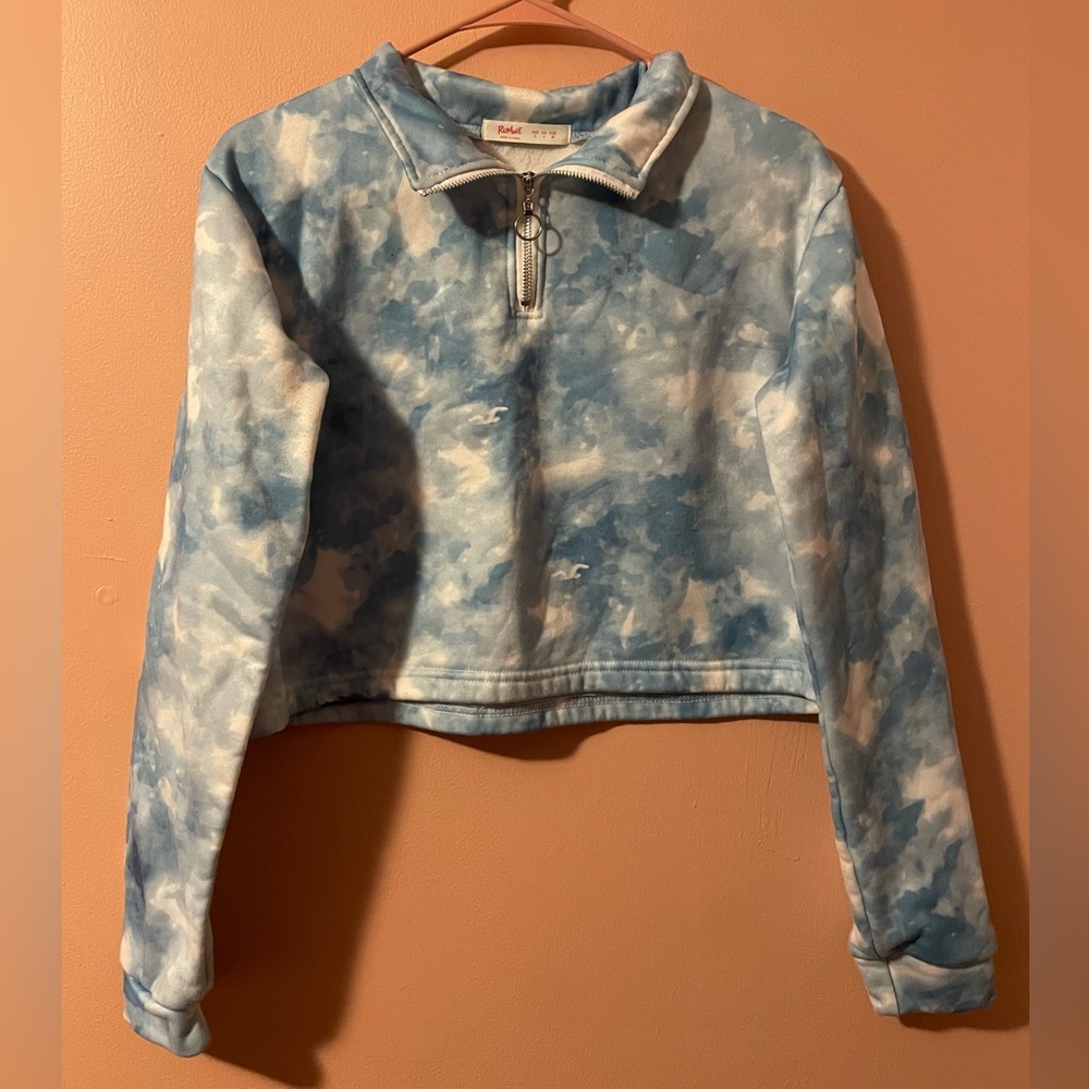 Blue and white long sleeves crop top